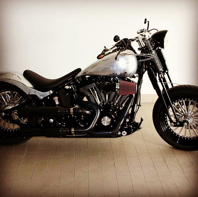Pedrocode 1750 by Harley Davidson ricoperta in foglia d”argento #harleydavidson #custom #wrapping #graphicdesign #graphic #painting #caferacer #bikergirl #bike