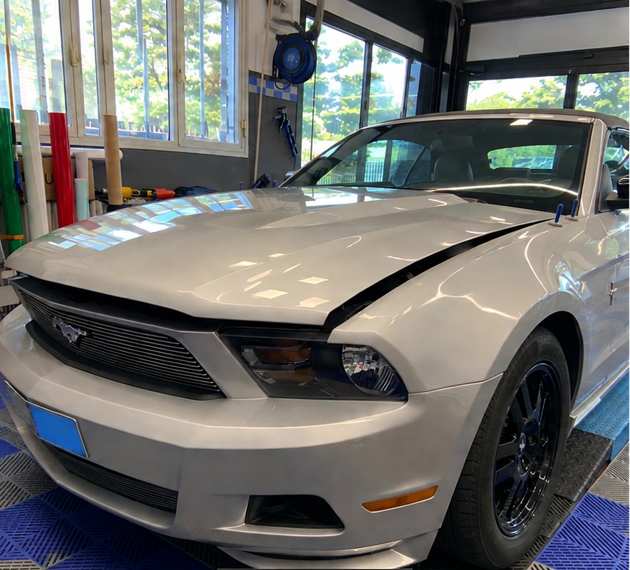 Ford Mustang — Wrap rosso lucido con strisce: prima